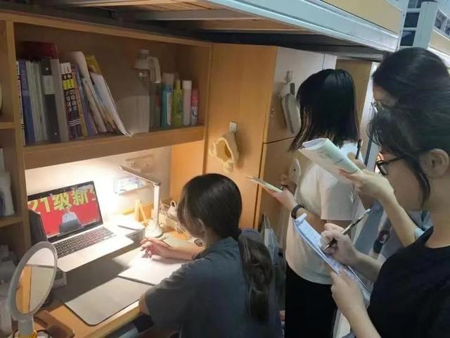 别样的大一新生开学典礼，厦大开学典礼用矿泉水代替新生，真担当