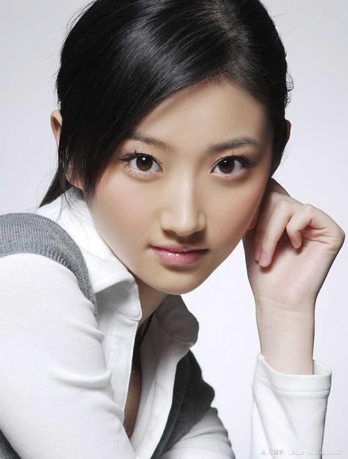 01景甜1988年出生在陕西西安一个普通家庭中,父亲经商,母亲是一名普通