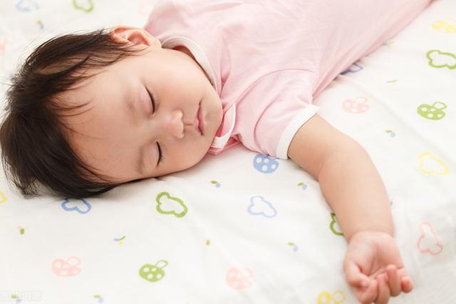 婴儿襁褓正确包法（新生儿如何裹襁褓）