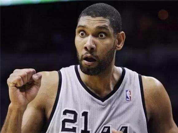 图看NBA五大爆笑瞬间：邓肯大风车“暴扣”，阿泰防守扒对手球裤