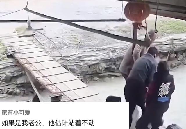 安徽一妈妈护娃过桥不慎落水，孩子急得大声呼喊，爸爸飞奔施救