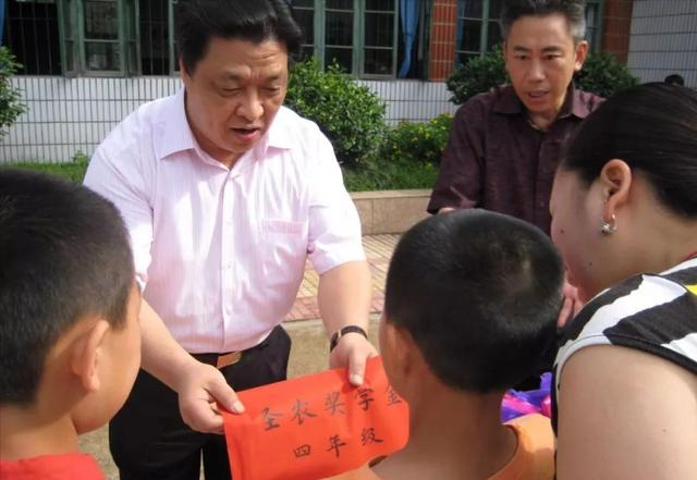 中国鸡王：将肉鸡生意做到千亿级市场，成为肯德基麦当劳供应商