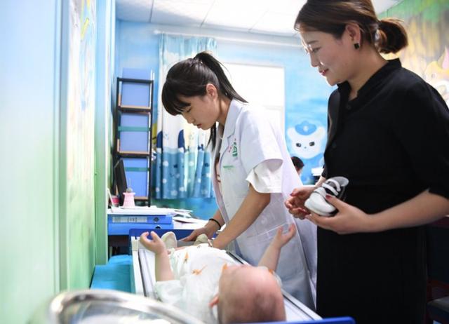 新生儿多大才可以“抱出门”？不是“百岁”，但也不能过早了