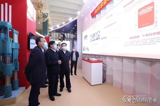 参观素质工程提升成就展
