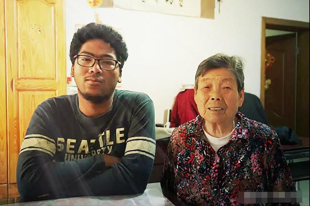 上海黑人奶奶收养朱军龙现状