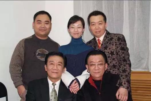 侯耀文大女儿罕露面！41岁素颜气质出众，和郭德纲于谦合照显亲密