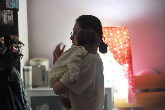 这几种常见带娃姿势，看似“省力”，实则很伤害妈妈，你中招了吗