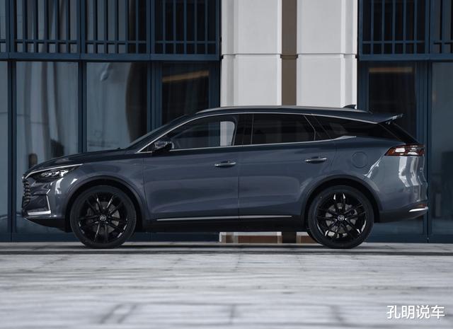 比亚迪唐欧洲交车，篆体汉字标换成英文，旋转大屏让挪威车主夸赞