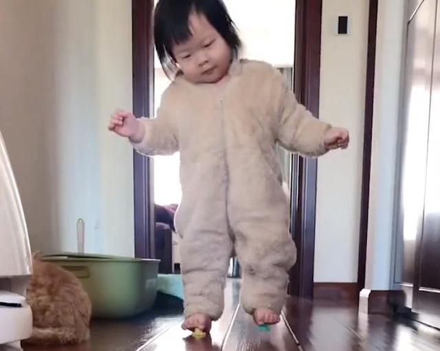 浙江一萌娃脚穿“花盆底鞋”走路带风，妈妈羡慕极了：咋做到的？