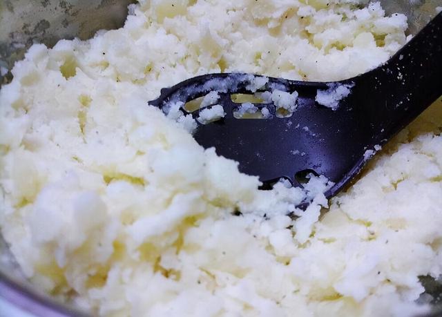 补钙别只喝牛奶，这4样“平价”食材，钙含量更高，不懂可惜了