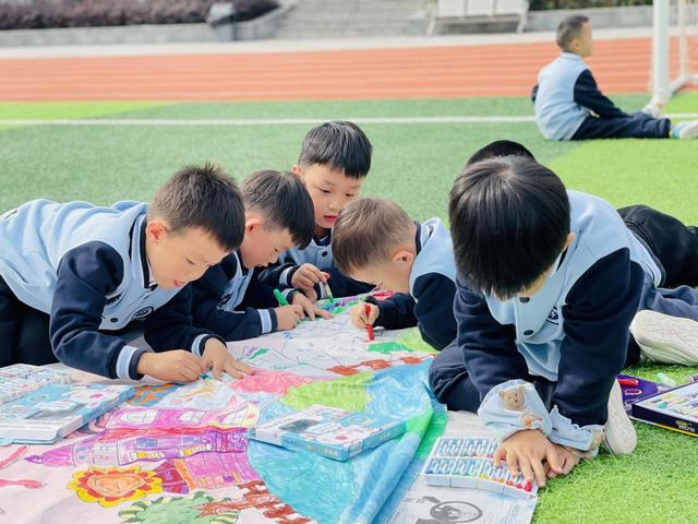 绘童心筑国梦——汉江实验学校幼儿园举行百米画卷主题活动