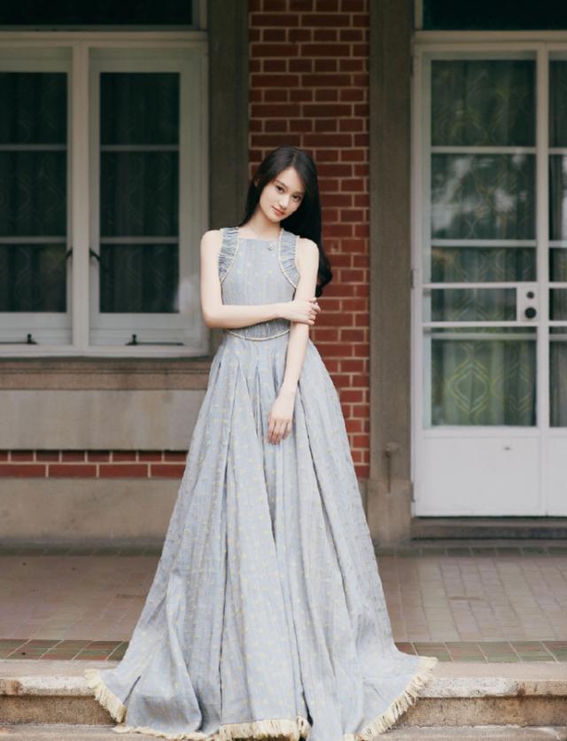 00后夏梦太有感觉了，穿红黑渐变色长裙艳丽动人，真有女人味