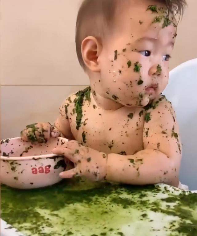 浙江一萌娃在家学自主吃饭，不小心把饭碗打翻，场面一片狼藉