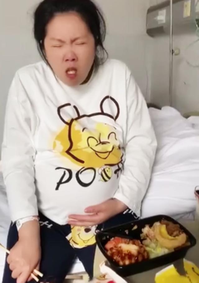 产妇上一秒宫缩疼得表情扭曲，下一秒却画风突变：疼也不忘记吃