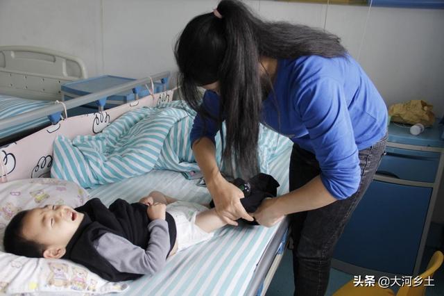 男童突然发病确诊重症，爸爸借故外出，耳聋妈妈独自带他艰难求医