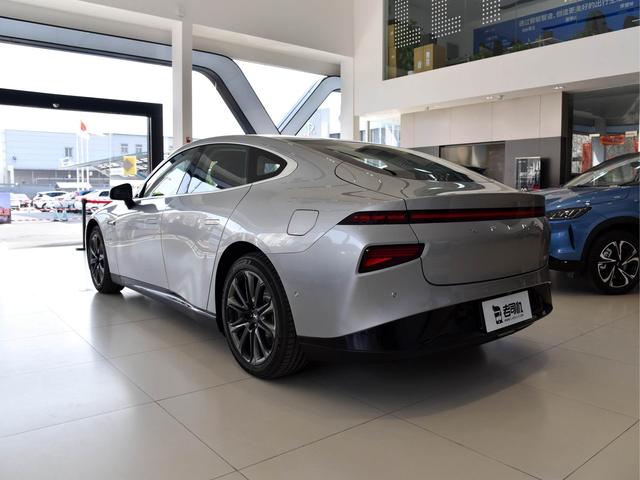 670km续航长途不慌，豪华行政级空间带快充，实拍小鹏汽车P7