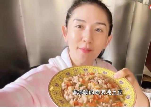 谢娜分享给宝宝做饭的过程，网友：对比之下，感觉自家娃野蛮生长