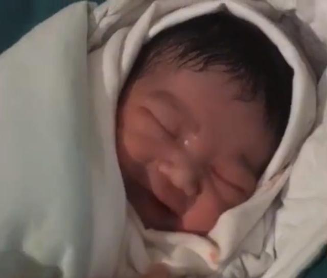 江苏一家人产房外得知生个女孩，开心到欢呼大叫：现在女孩好吃香