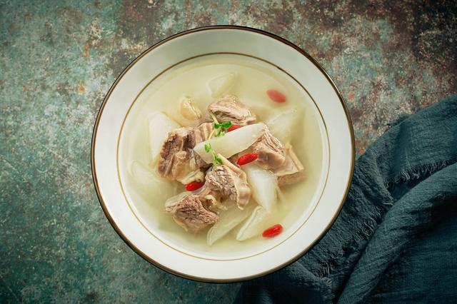 老了只吃“粗茶淡饭”？医生：50岁后多吃“3种肉”，养生