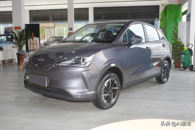 低价高配快充代步车，续航401公里空间实用，养车便宜，实拍哪吒V