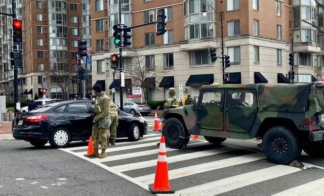 直升机坦克开入华盛顿，城市道路全部封锁，美媒：美国正在分裂