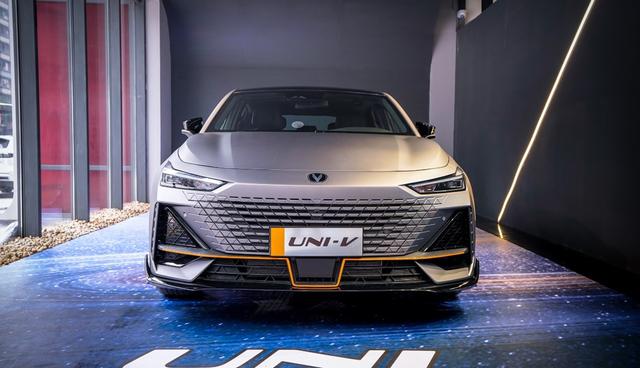 长安UNI-V全球首发亮相，“未来科技运动轿跑”超感驾临
