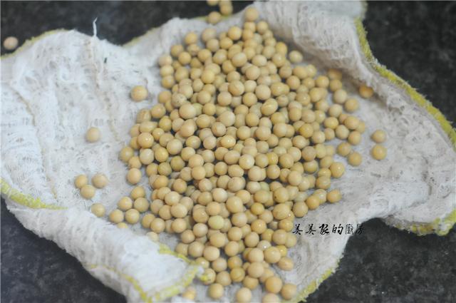 用花生和黄豆，做一道滋补小点心，蒸一蒸揉一揉，当早餐也特香