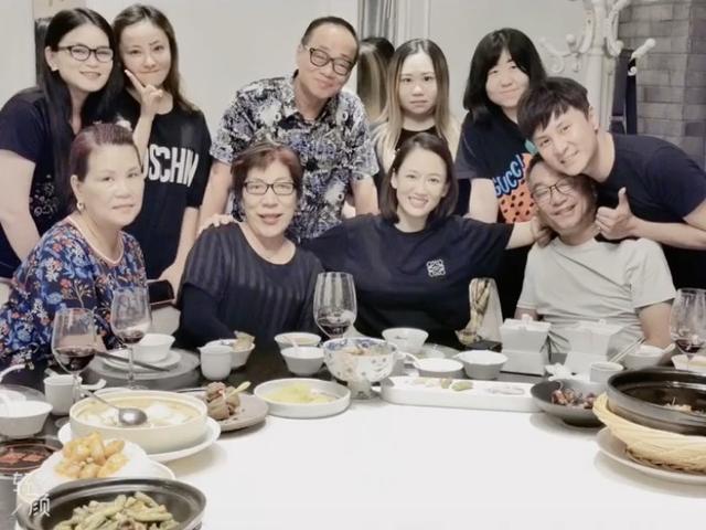 乔任梁父母首谈儿子去世经历，妈妈哭到晕倒，费时一年找清幽墓地