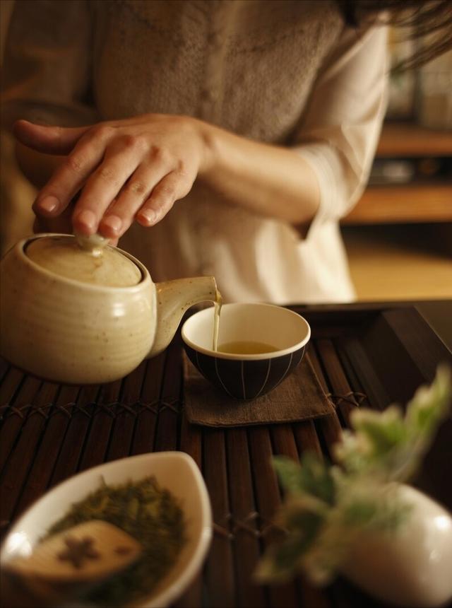 每天以茶代水有何危害？喝多少茶更科学？长期喝茶会影响健康吗？