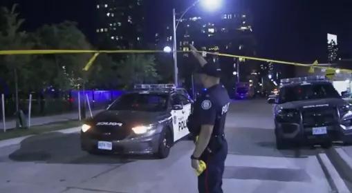 加拿大市中心爆枪击！8人死伤，多名枪手狂射50发子弹，20人斗殴，现场混乱