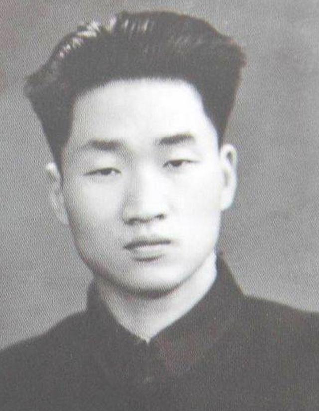 毛岸青扫墓遇大雨，邵华劝他改日再去，毛岸青：我盼这一天很久了