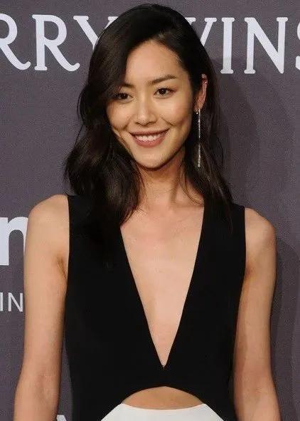 目前为止,刘雯是国内为数不多真正能称得上走出世界的国际名模.