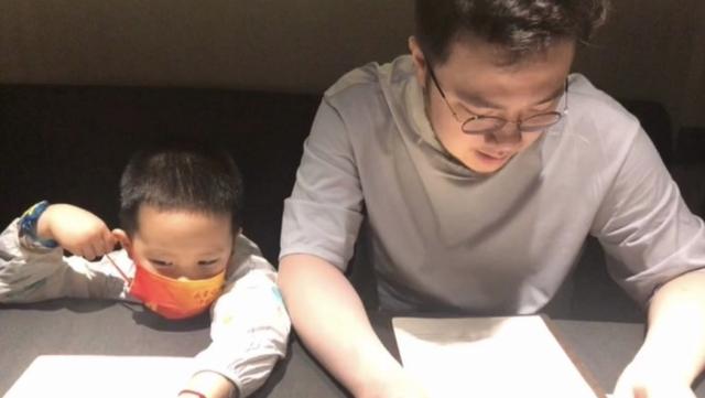 宋丹丹独子再当爹，同父异母弟弟备战冬奥会，英达偏心只爱小儿子