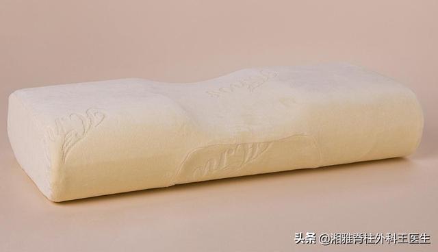 换了一个枕头，颈椎病又犯了，那么颈椎病睡觉能不能不用枕头呢？