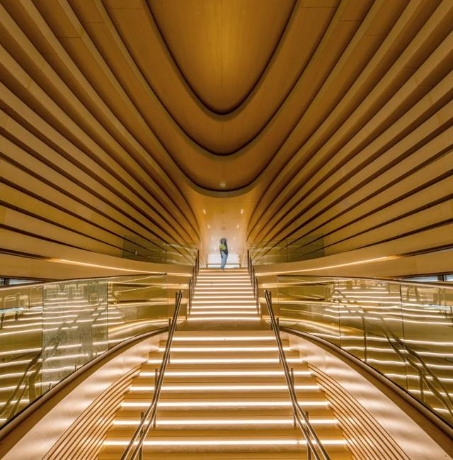 迪拜的建筑工程立靣展显