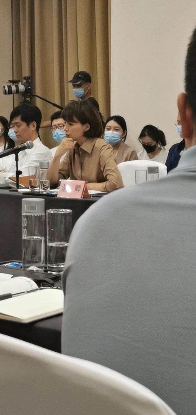 央视一姐董卿高调现身！新发型温柔感藏不住哪像快50，随便拍都美