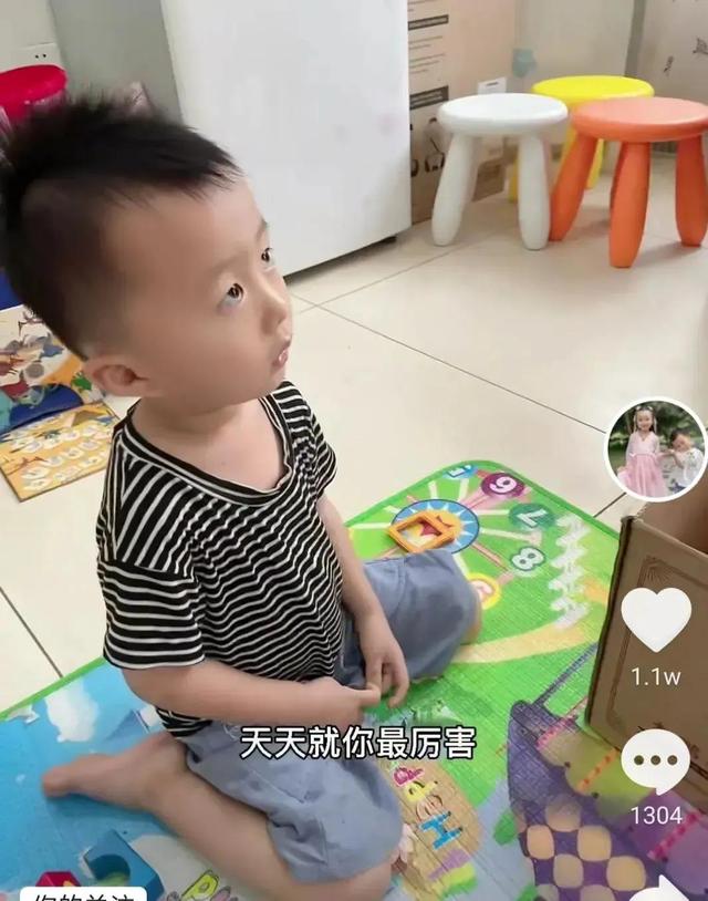 这个小孩看上去很乖，但却很会思考