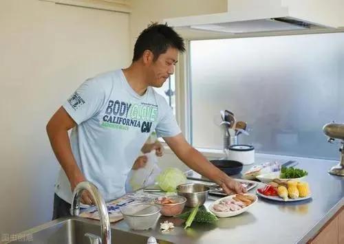 73岁老阿婆雇44岁住家男保姆，阿婆：说什么也不让他做了，太窝火