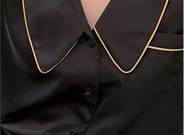 女生穿睡衣擦身体乳