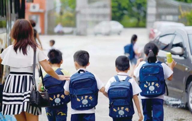 小学语文封面“二胎变三胎”，网友调侃妈妈“变邋遢”，官方回应