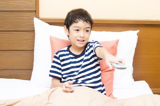 孩子喜欢看电视，别着急，这样引导很容易让他爱上阅读，亲测有效