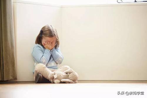 孩子哭泣是自我释放的过程，允许孩子哭，是为人父母最好的温柔