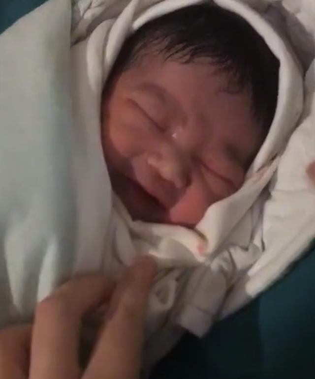 江苏一产妇生下女儿后，全家人开心到欢呼大叫：现在女孩好吃香