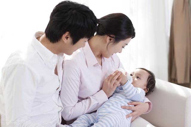 被“妖魔化”地躺喂，真的不好吗？试过的妈妈才知道有多“香”