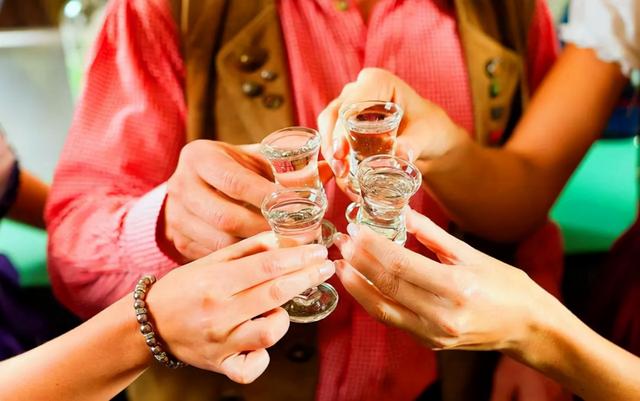 喝酒时，不建议吃牛肉？提醒：若不想影响酒量，这4物少吃为妙