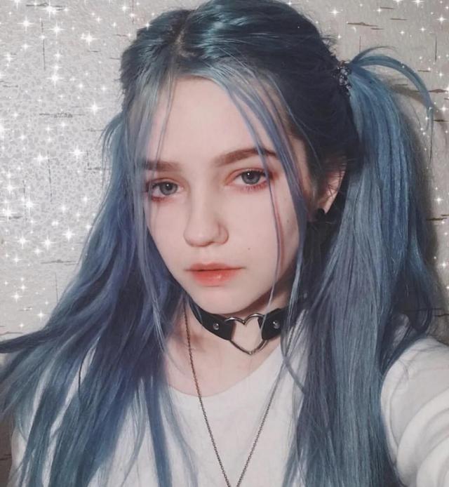 黄头发过时流行发色时髦显白高级(头发黄色2020 年三种发色显白减龄)