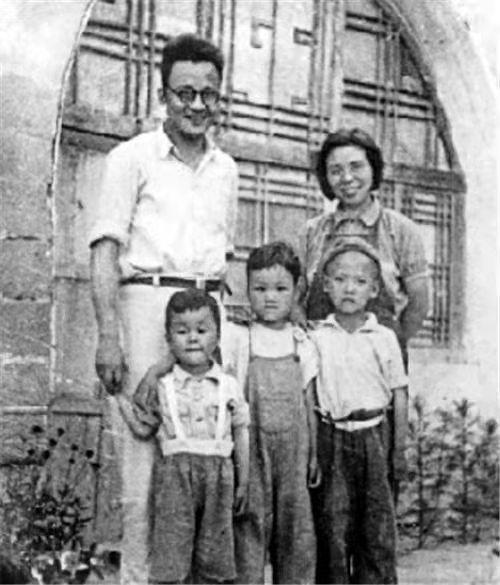 博古简历:博古遇难后，他的家人在党内身居要职，最高官至副国级