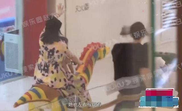 谢娜一家四口逛街！她穿衣臃肿似阿姨，双胞胎女儿正脸都太像张杰