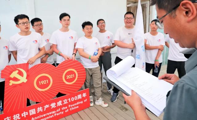 红色图片展进社区民生工程