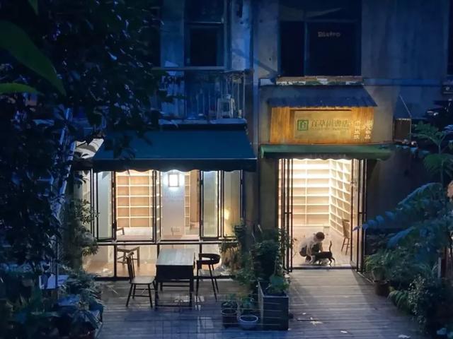 天天被人白嫖，还年入千亿！最佛系老字号，凭啥干翻网红店？